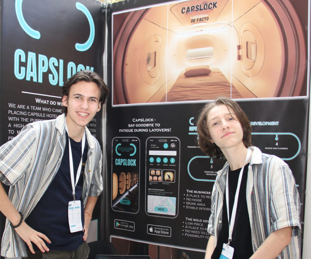 Ilja Olshevskij und Nikolai Eggert stellen das Konzept ihrer projektions-App vor