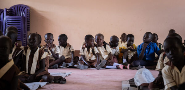 In der Grundschule der Don Bosco Salesianer in Gumbo erhalten über 2.000 Kinder aus dem dortigen Flüchtlingscamp und den umliegenden Gemeinden qualitative Schulbildung. 62 Lehrer*innen unterrichten täglich ca. 65 Schüler*innen pro Klasse