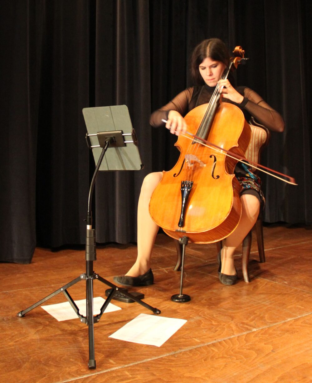 Carola Krebs spielt auf ihrem Instrument, dem Cello