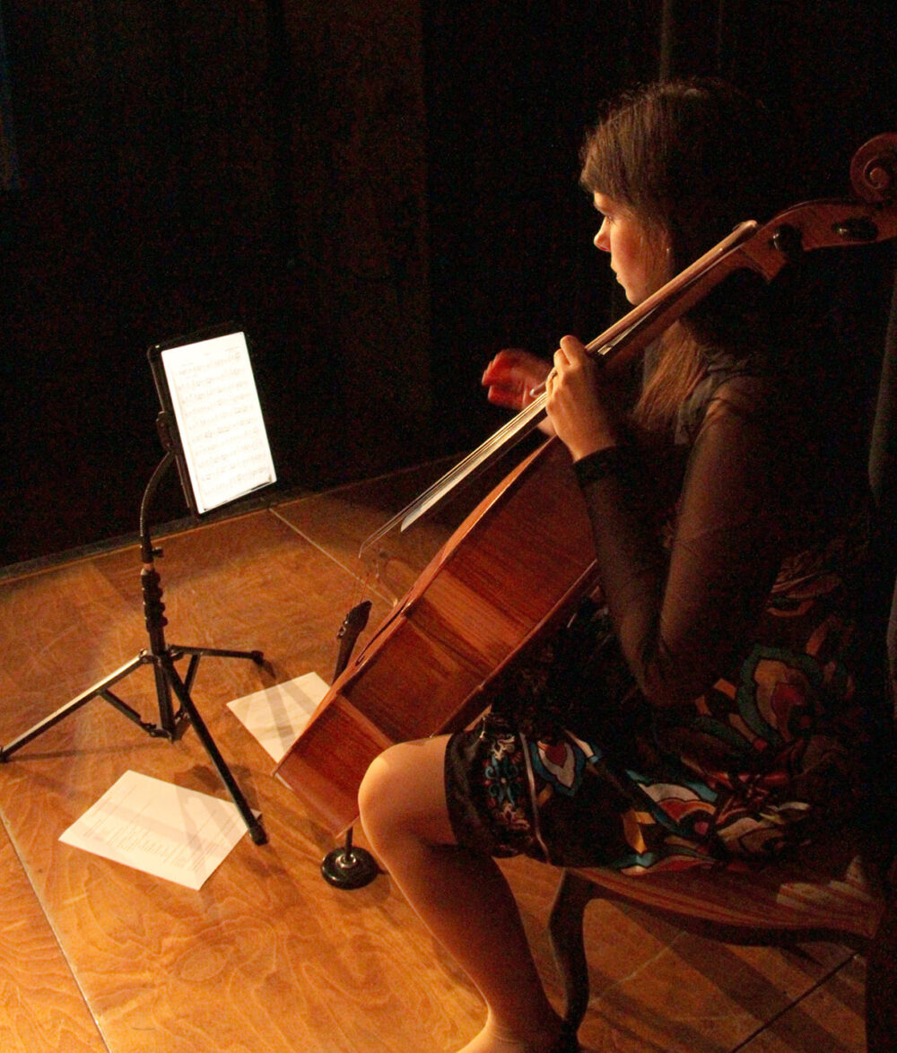 Carola Krebs spielt auf ihrem Instrument, dem Cello