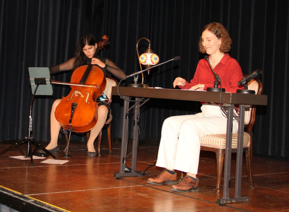 Harmonisches Ineinandergleiten von Text und Musik - Carola Krebs am Cello und Hannah Oppolzer aus ihrem noch unveröffentlichten Roman