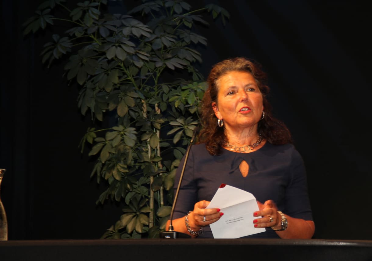 Martine Denich-Kobula, Vorsitzende des Kuratoriums des Schulbetreibers, hielt die Laudatio für die Handelsschule-Merkur-Gewinnerin Ceyda Tütüncü