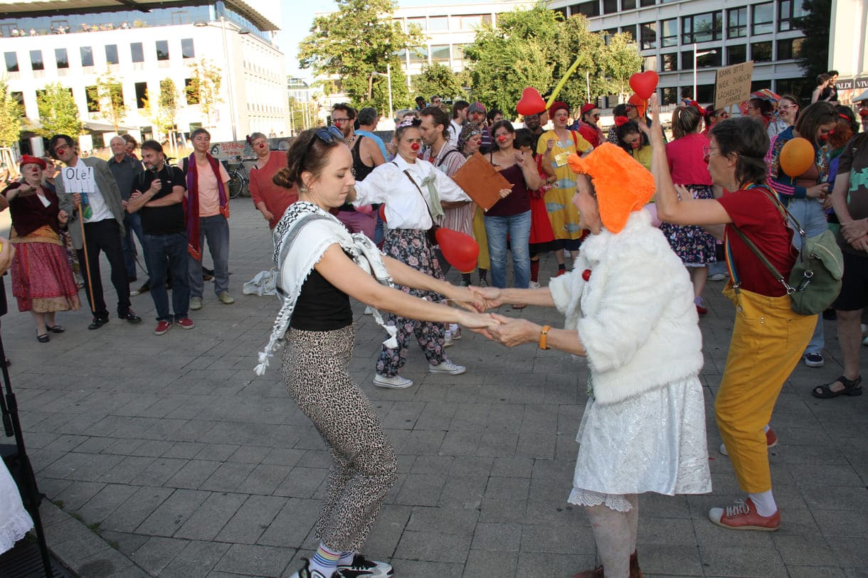 Charlotte Zorell und Verena Vondrak tanzen - wie viele der Clown:innen