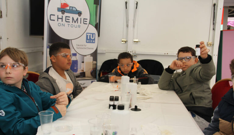 Chemisches Experiment mit Strom