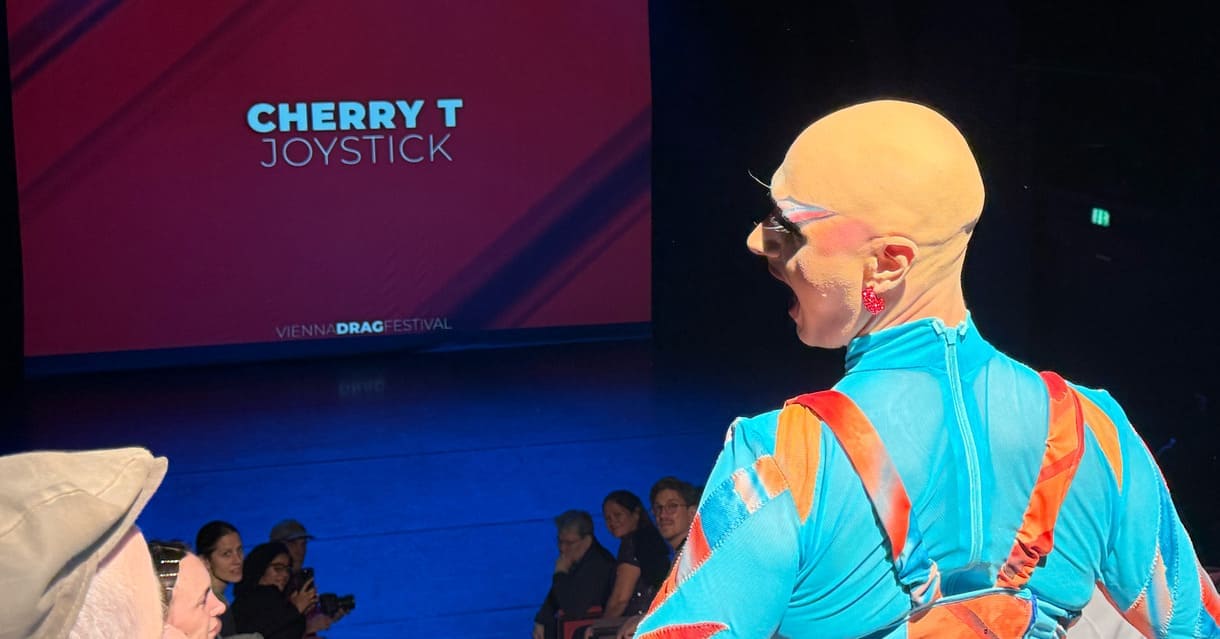 Cherry T Joystick bei einem Auftritt