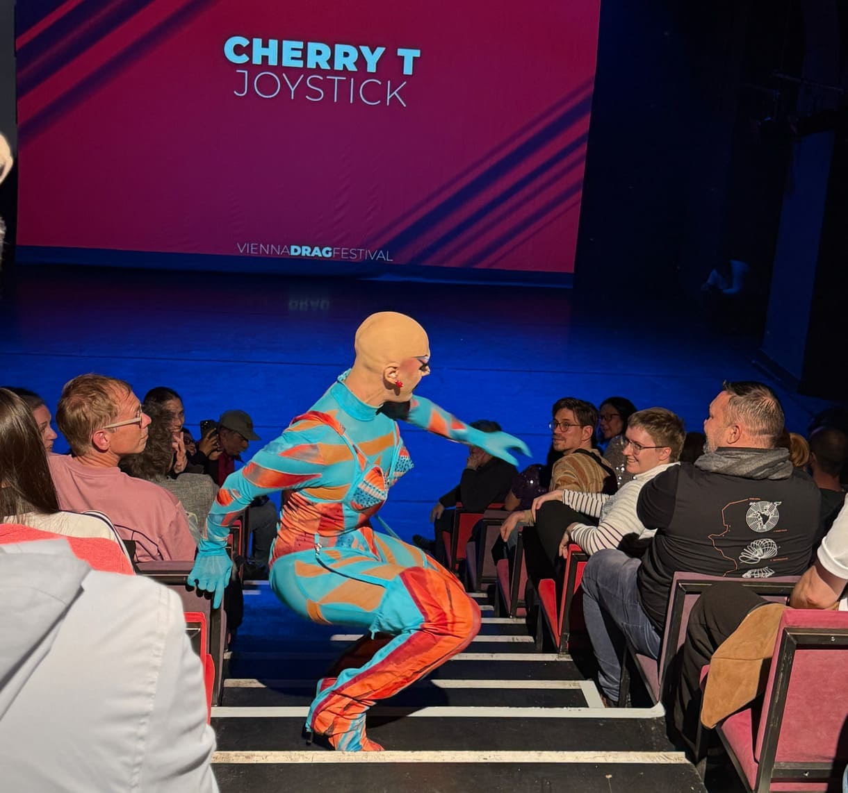 Cherry T Joystick bei einem Auftritt