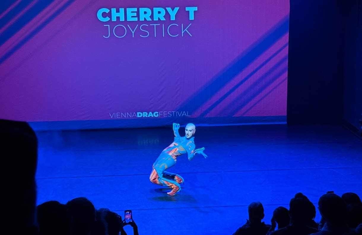 Cherry T Joystick bei einem Auftritt