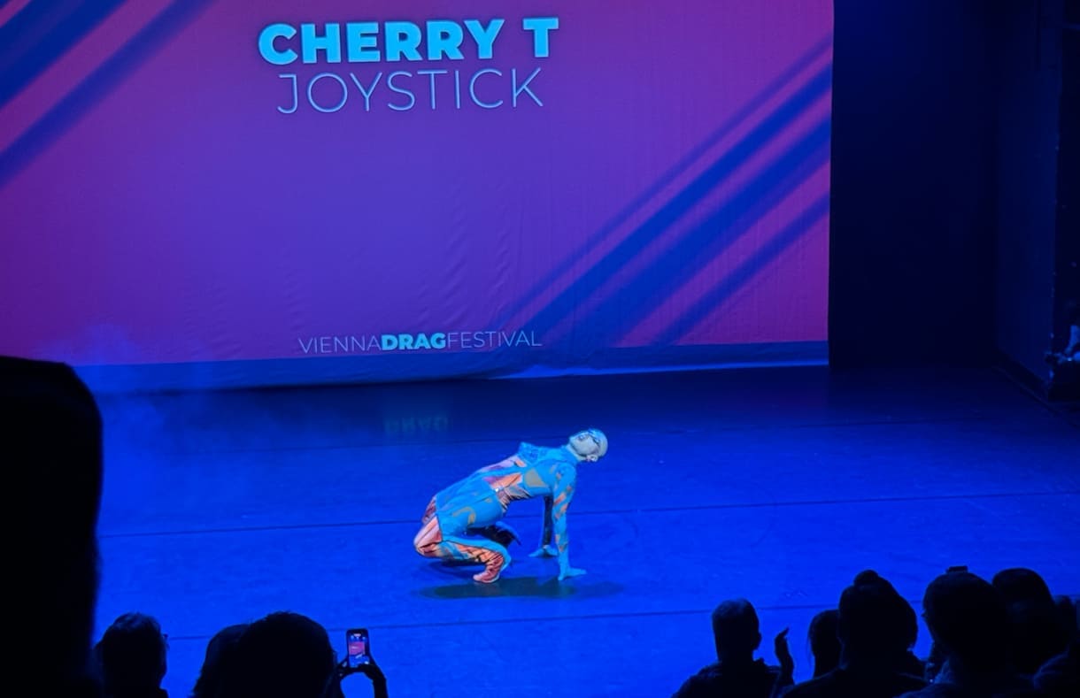 Cherry T Joystick bei einem Auftritt