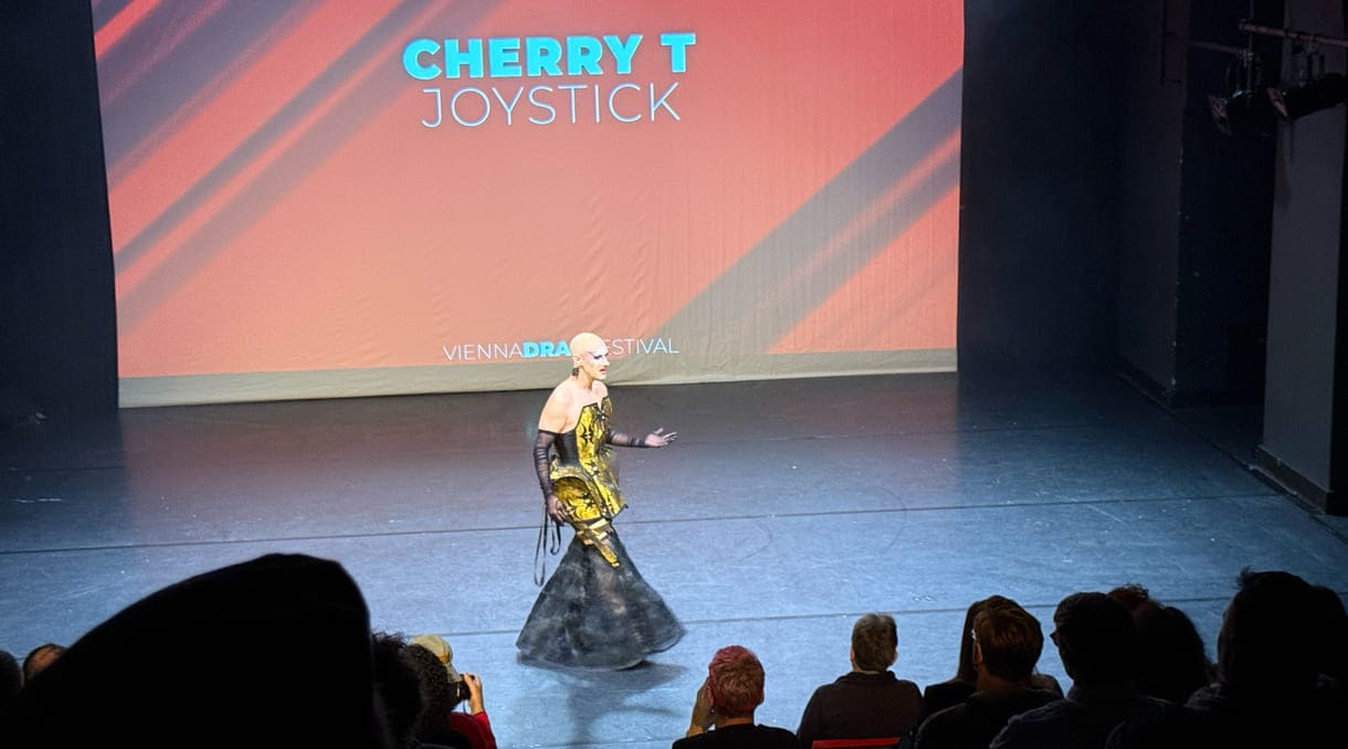 Cherry T Joystick bei einem zweiten Auftritt