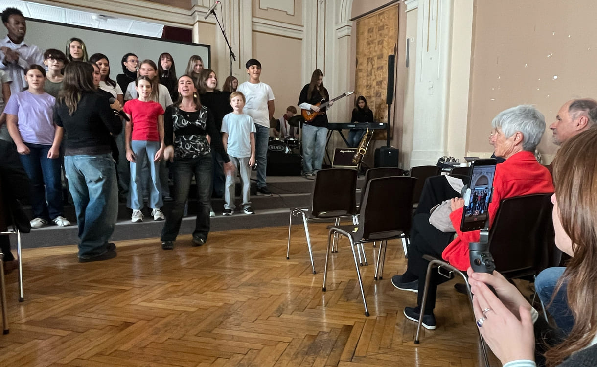 Gesangsauftritt von Schüler:innen