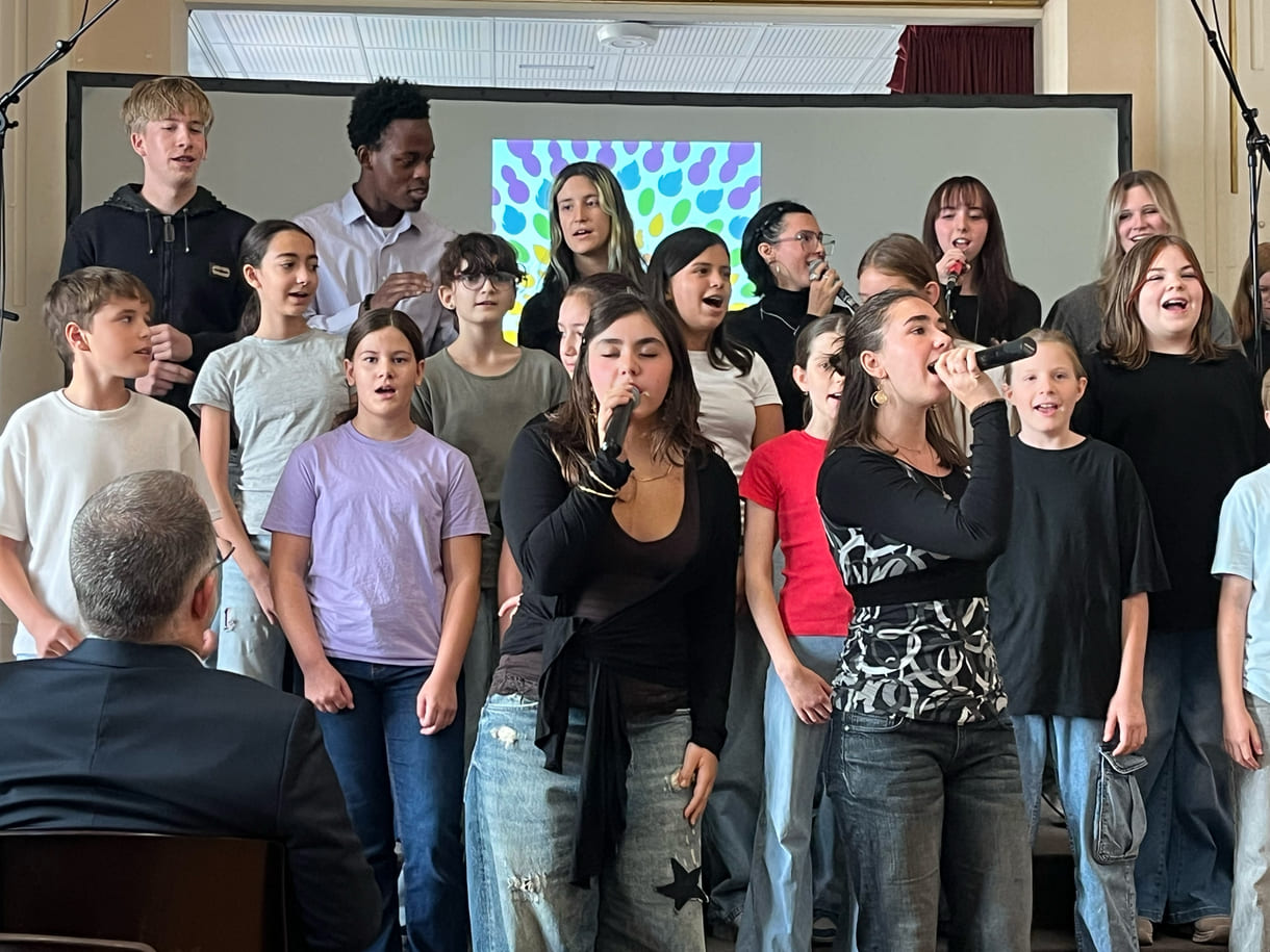 Gesangsauftritt von Schüler:innen