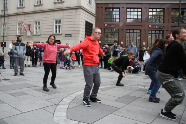 Tänzer:innen von "ich bin O.K." in Aktion zum Welt-Down-Syndrom-Tag auf dem Wiener Stephansplatz