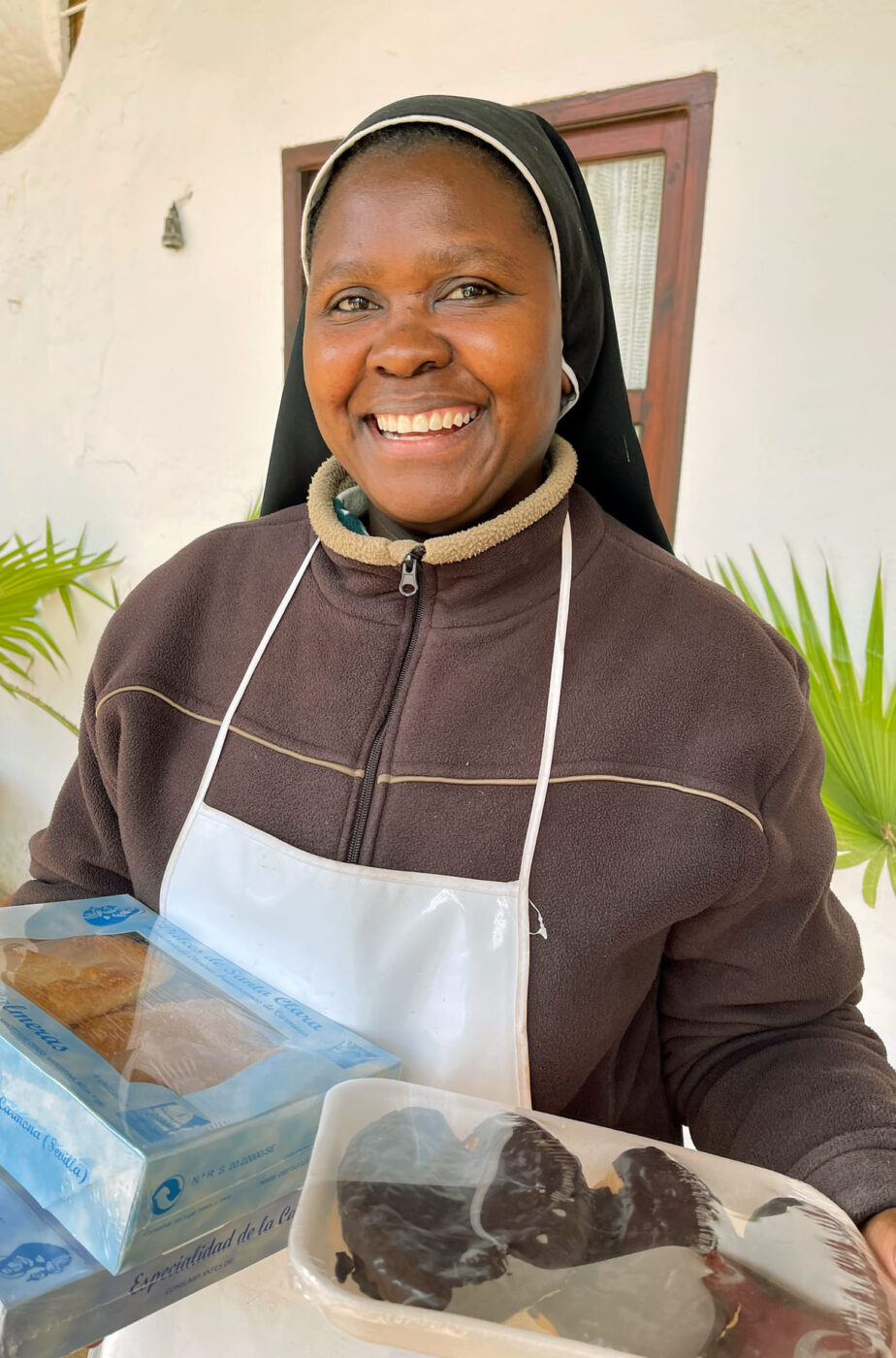 Schwester Consolata mit andalusischen Backwaren