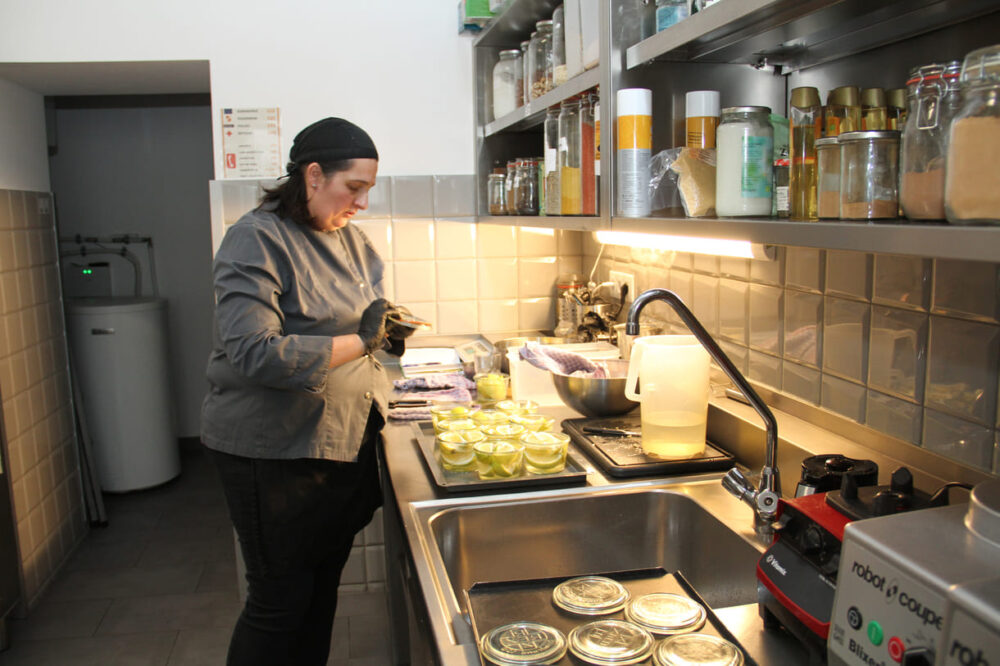 Chefin Claudia steht selber viele Stunden in der Küche, legt hier Zitronen-Stücke ein