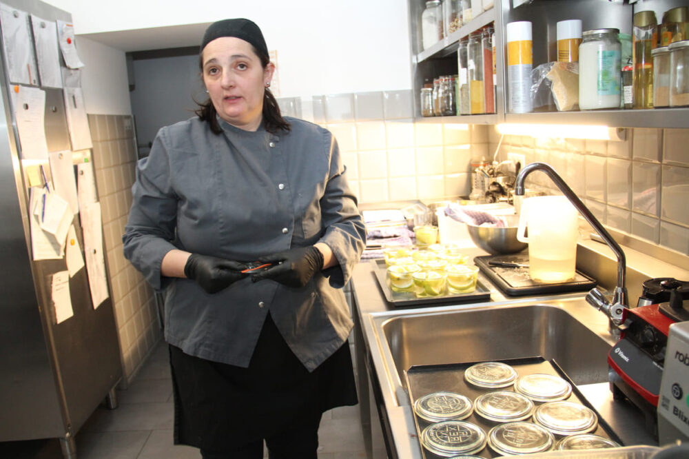 Chefin Claudia steht selber viele Stunden in der Küche, legt hier Zitronen-Stücke ein