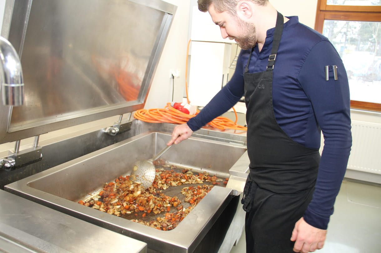 Absolvent, der längst andernorts als Küchen-Cehf arbeitet, lässt es sich nich nehmen, für das Schul-Charity selbst auch Hand anzulegen