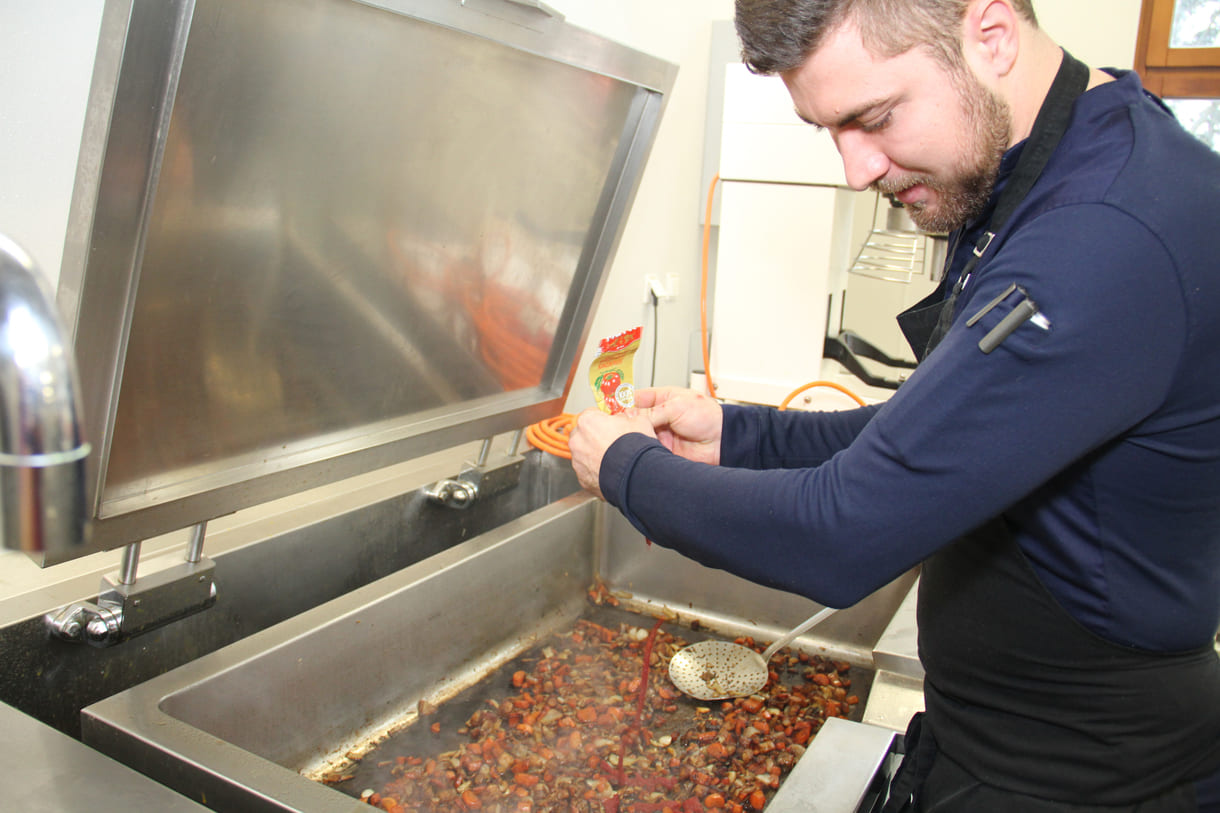 Absolvent, der längst andernorts als Küchen-Cehf arbeitet, lässt es sich nich nehmen, für das Schul-Charity selbst auch Hand anzulegen