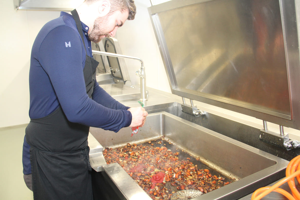 Absolvent, der längst andernorts als Küchen-Cehf arbeitet, lässt es sich nich nehmen, für das Schul-Charity selbst auch Hand anzulegen