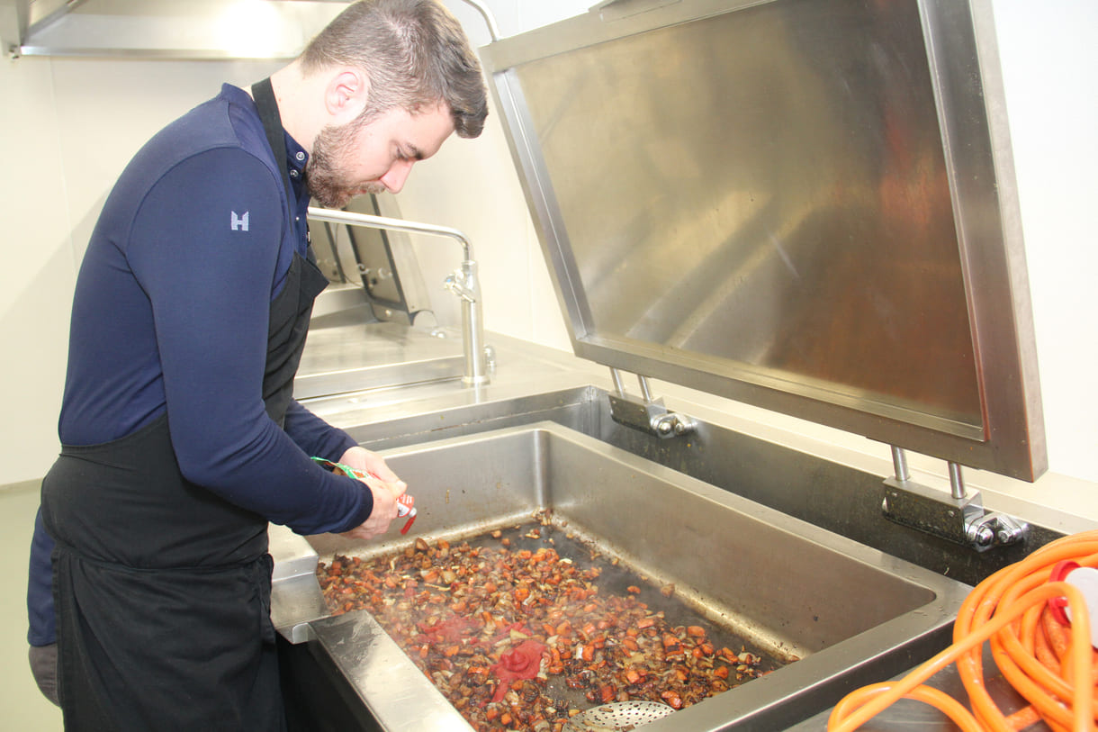 Absolvent, der längst andernorts als Küchen-Cehf arbeitet, lässt es sich nich nehmen, für das Schul-Charity selbst auch Hand anzulegen