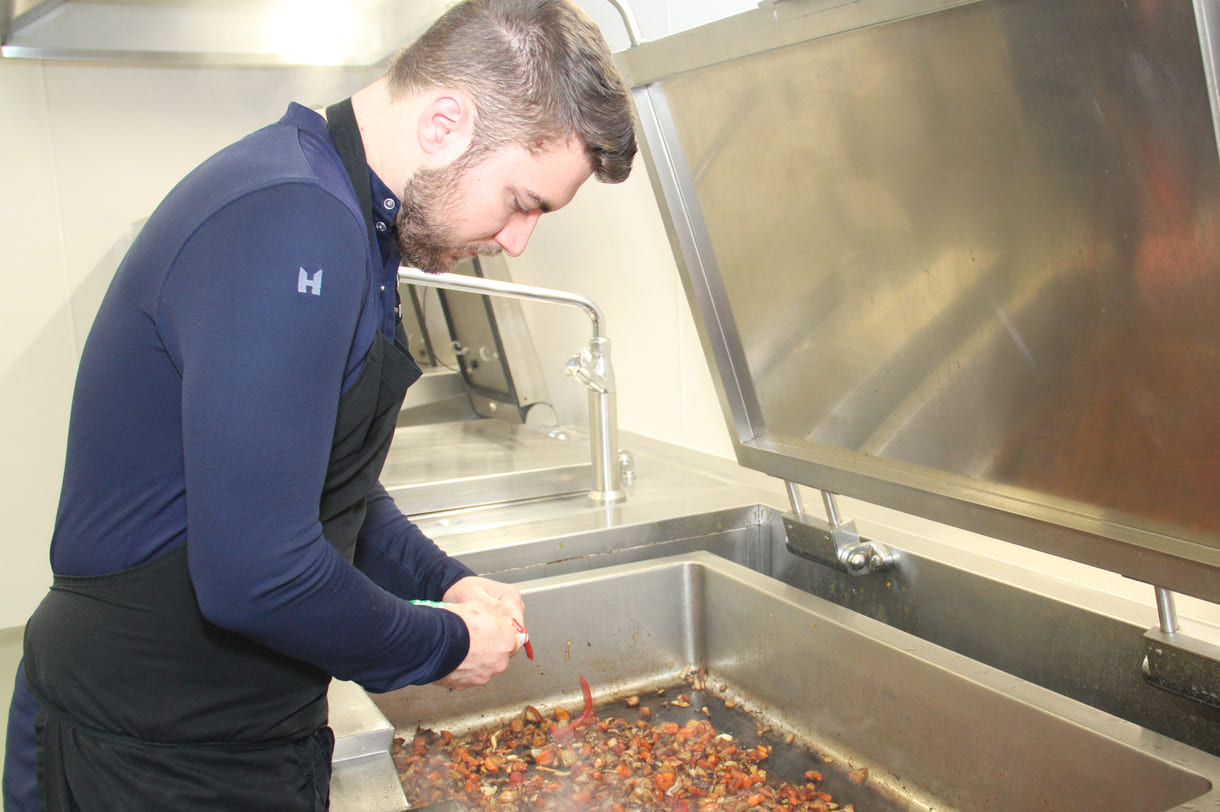 Absolvent, der längst andernorts als Küchen-Cehf arbeitet, lässt es sich nich nehmen, für das Schul-Charity selbst auch Hand anzulegen