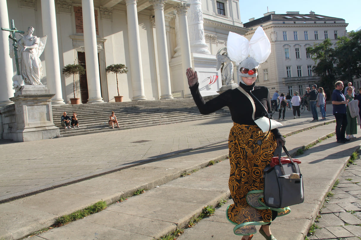 Einige der Clown:innen bei der Kundgebung vor der Wiener Karlskirche