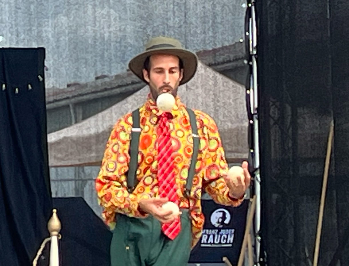 Jonglierender Clown Philippe Ducasse