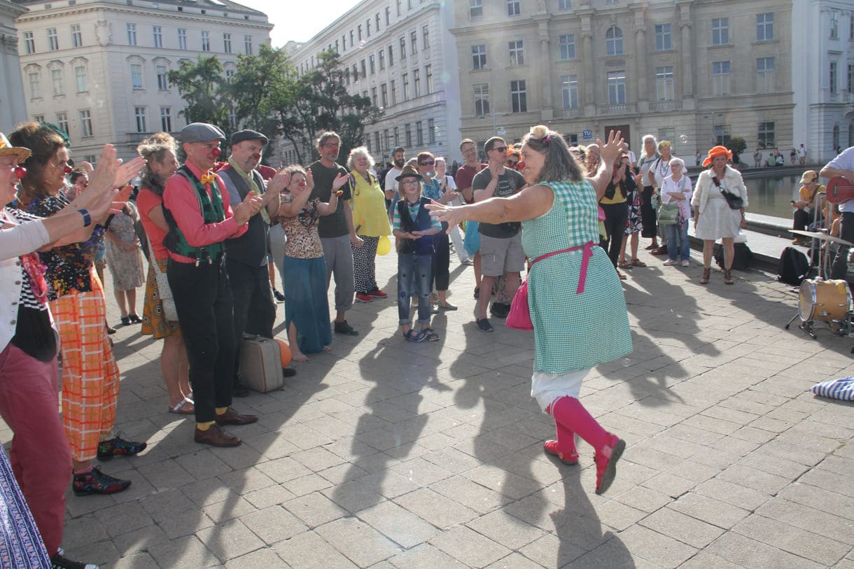 Clownin singt "Telefonbuch-Polka"