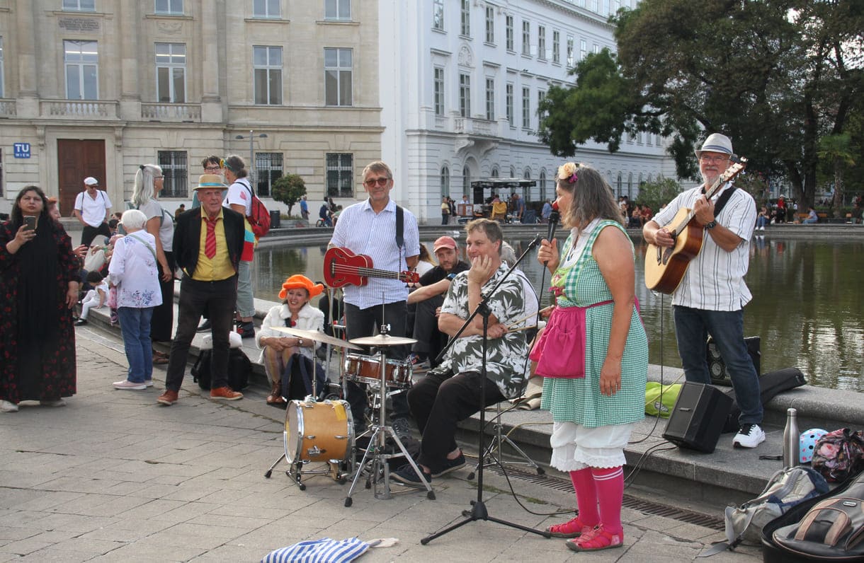 Clownin singt "Telefonbuch-Polka"