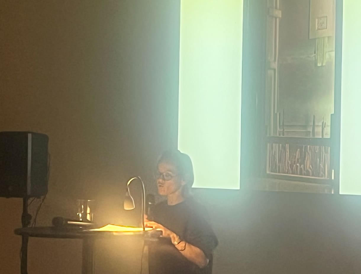 Co-Kuratorin spricht zur Ausstellung