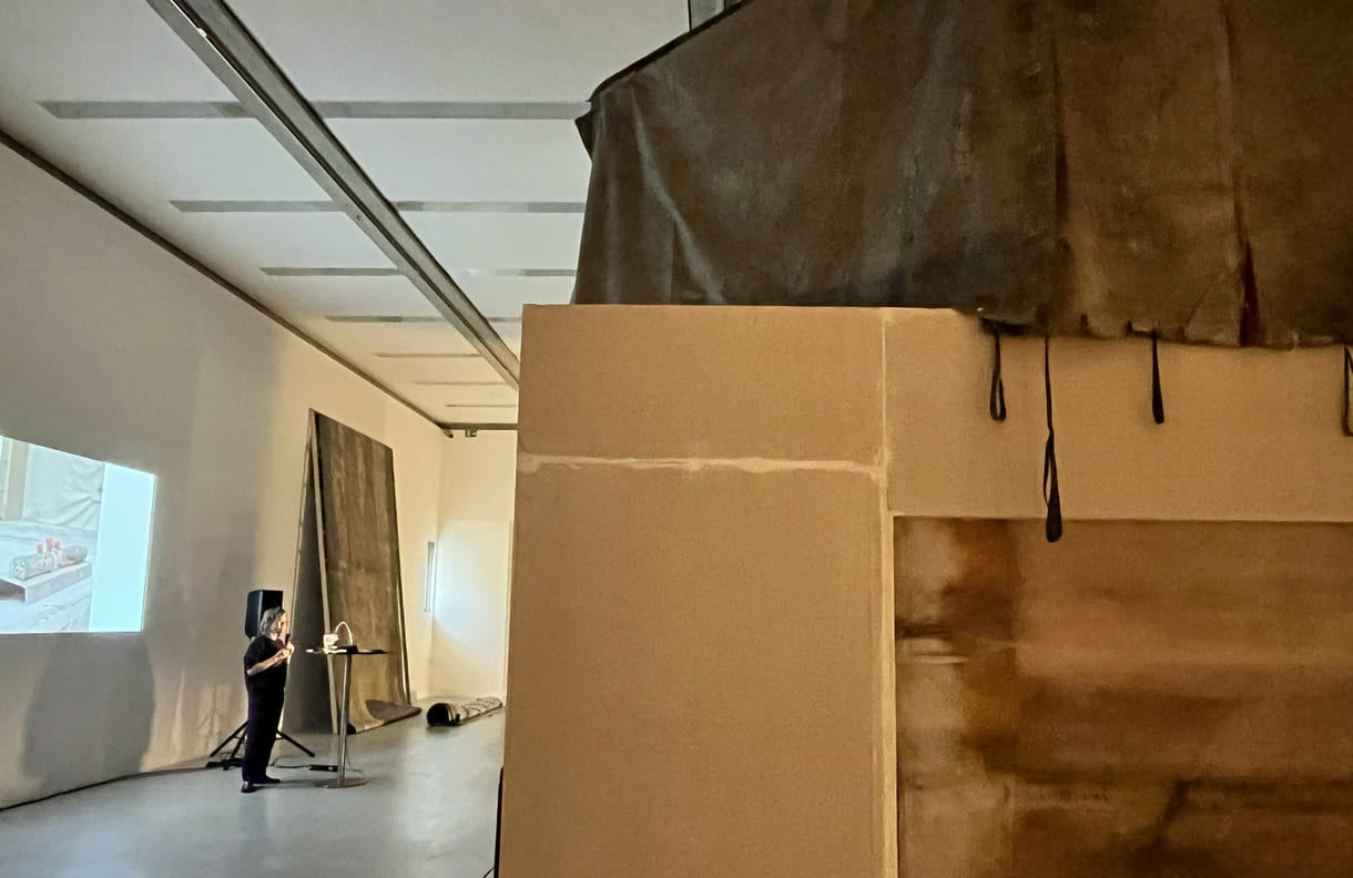 Co-Kuratorin spricht zur Ausstellung