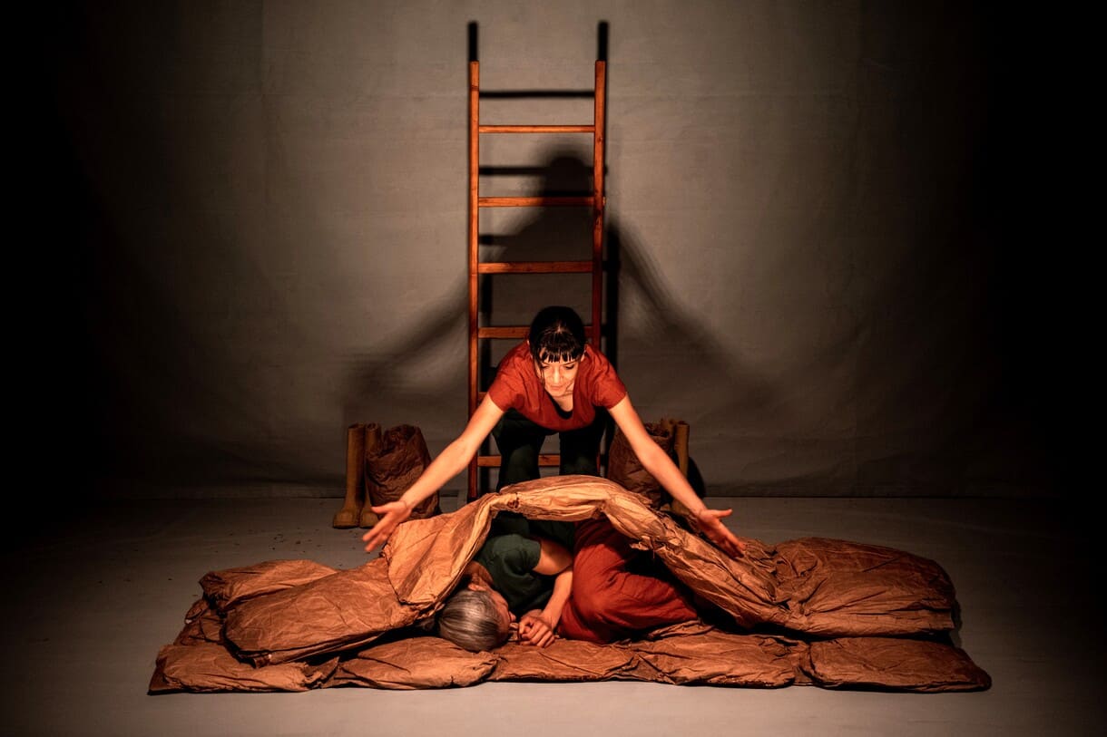 Szenenfoto aus "Come Seme" der Compagnia Teatrale Kuziba (Italien) zu Gast im Dschungel Wien