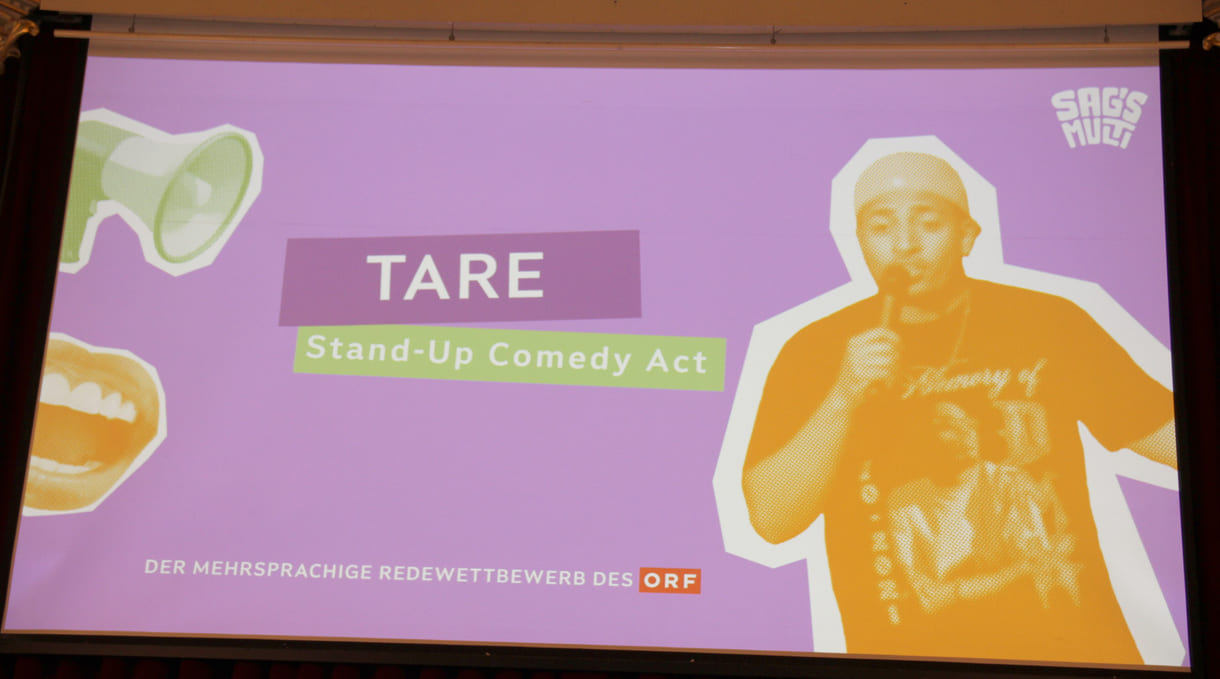 Künstlerischer Auftritt von Stand-Up-Comedian Tare