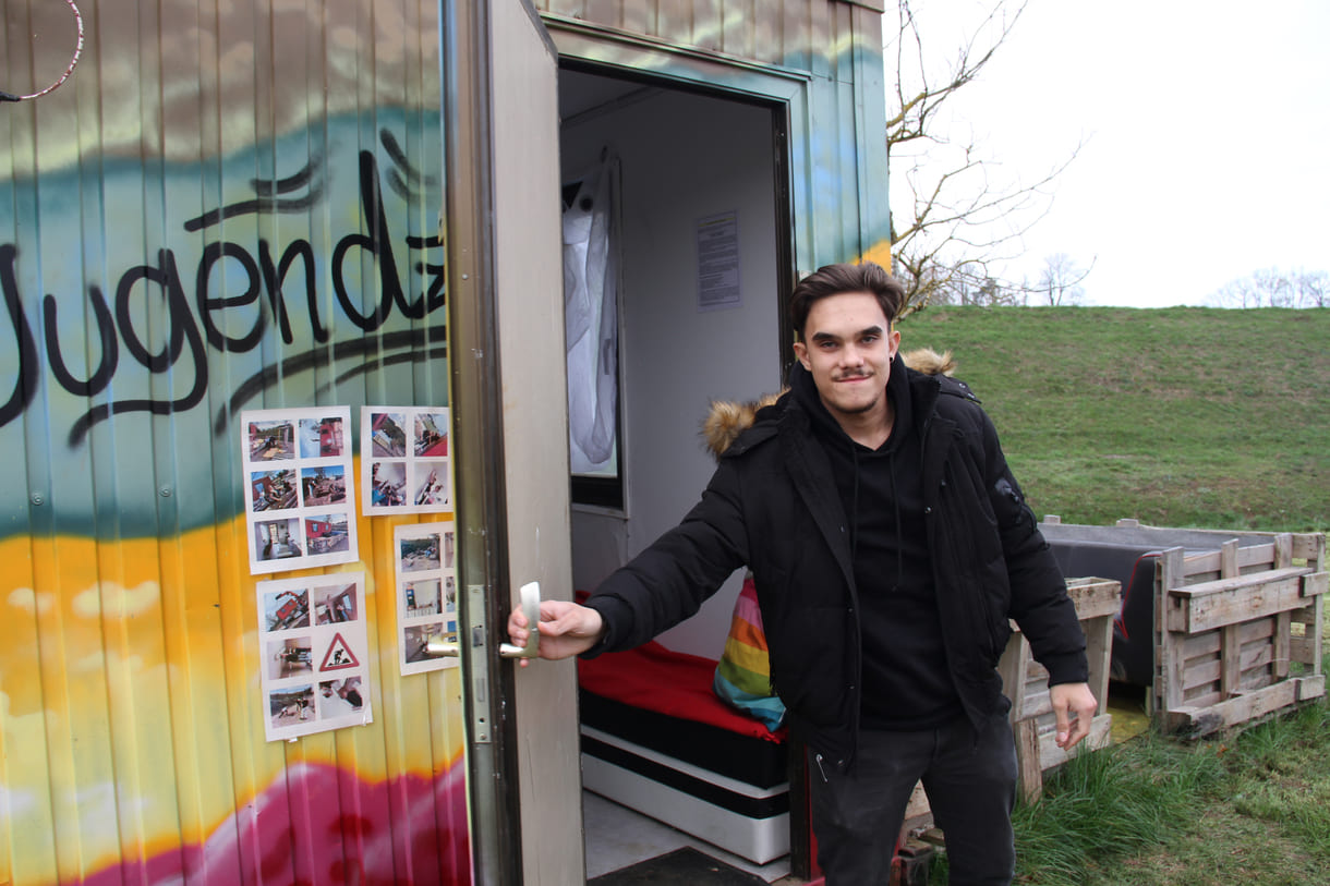 Stefan, einer der Jugendlichen, die sich für diesen Treffpunkt eingesetzt haben, öffnet den Container für den Journalisten-Besuch