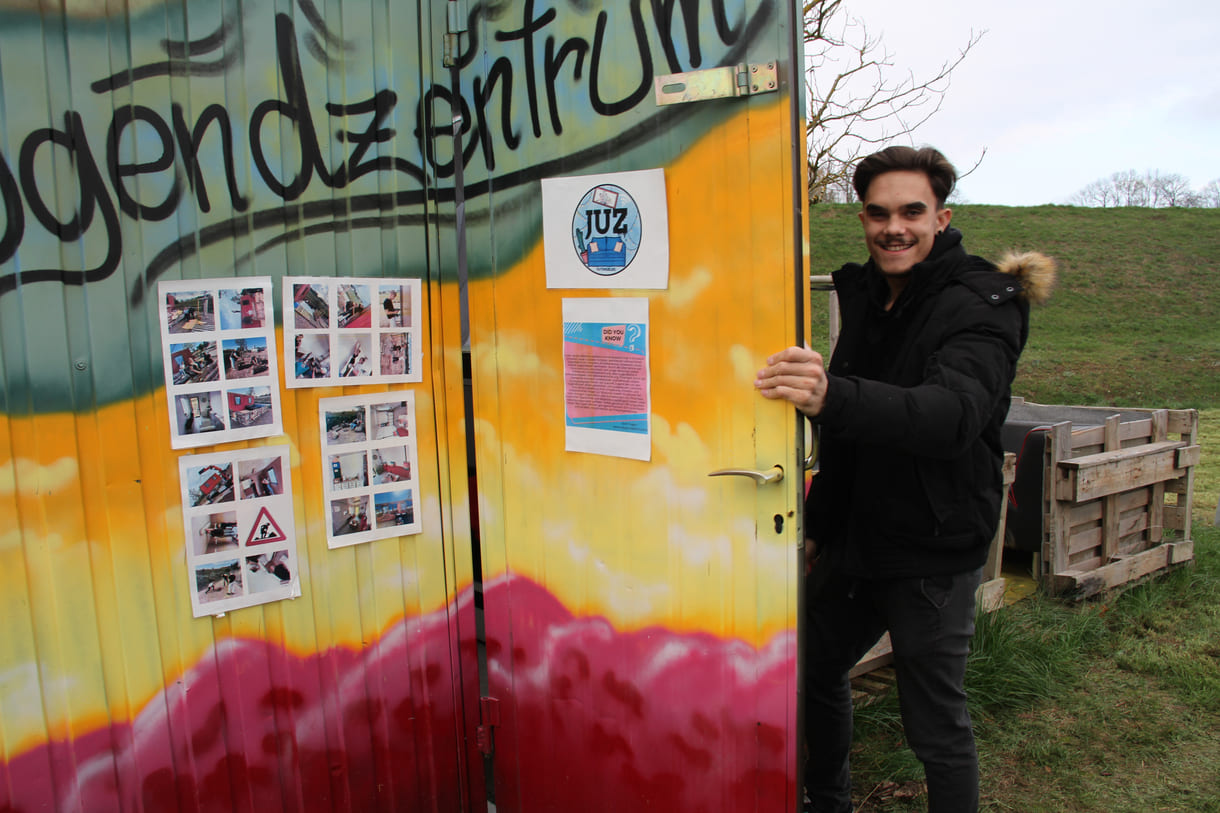 Stefan, einer der Jugendlichen, die sich für diesen Treffpunkt eingesetzt haben, öffnet den Container für den Journalisten-Besuch