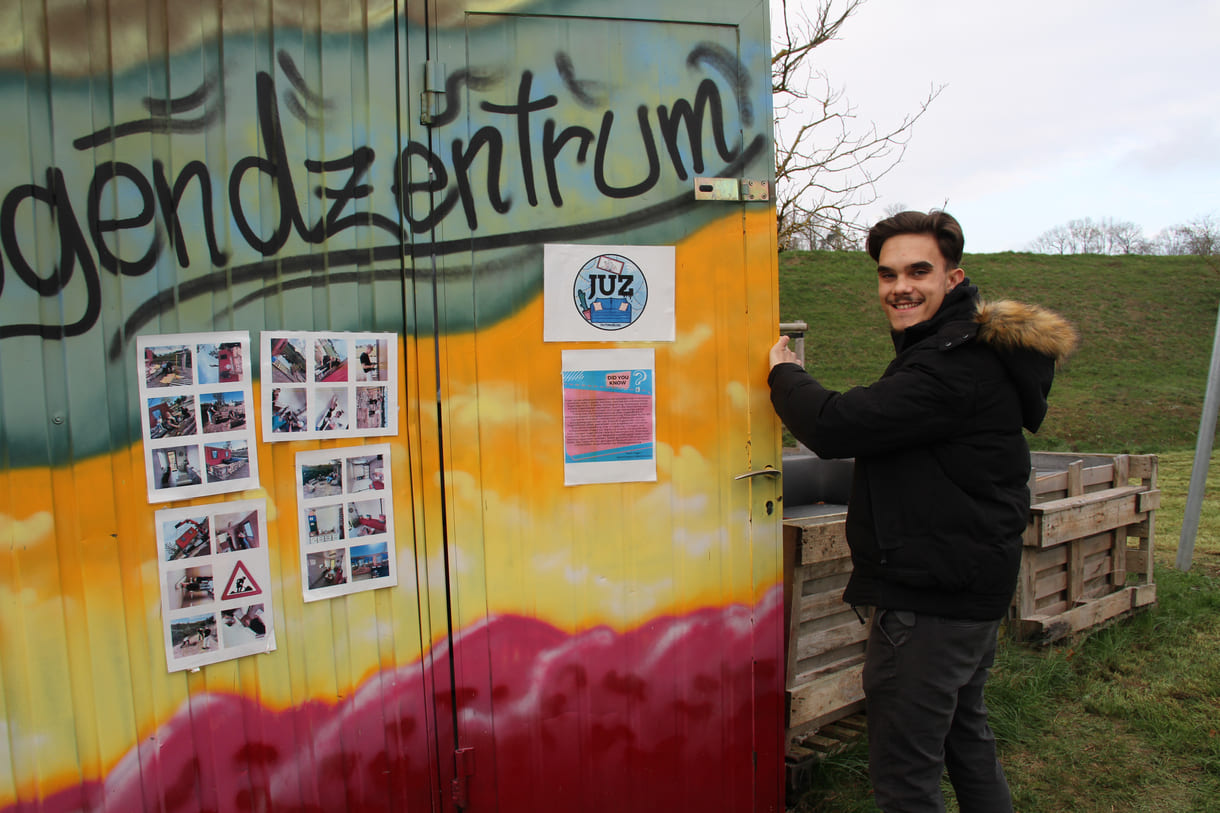 Stefan, einer der Jugendlichen, die sich für diesen Treffpunkt eingesetzt haben, öffnet den Container für den Journalisten-Besuch