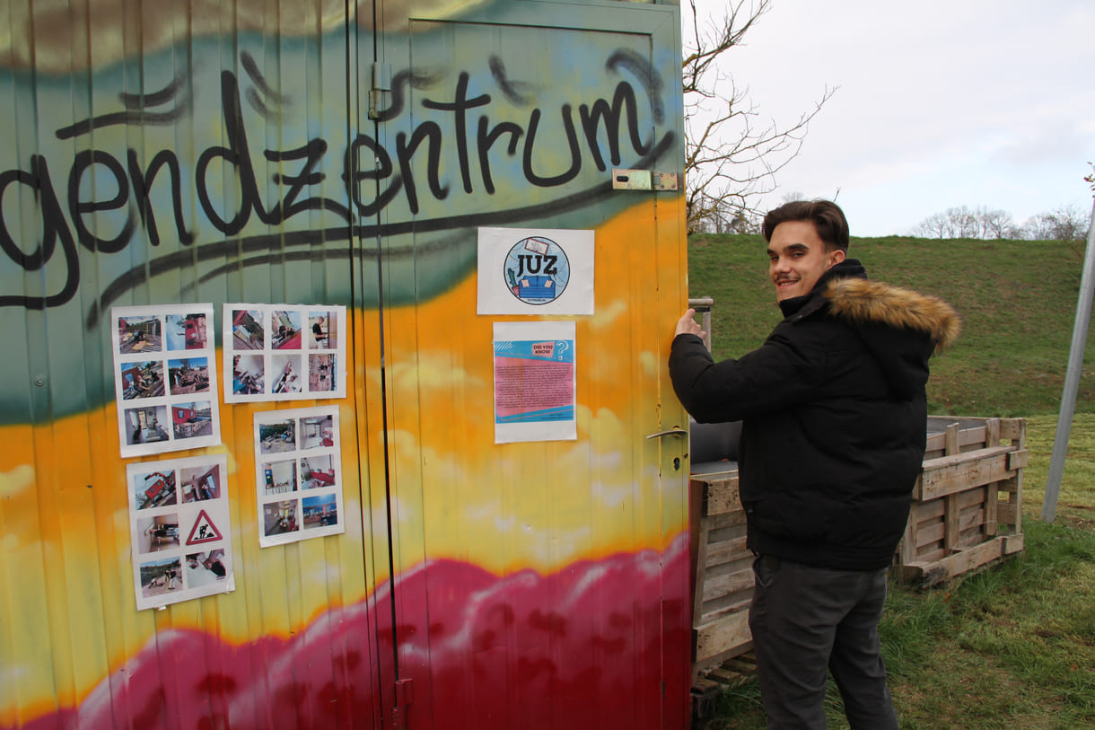 Stefan, einer der Jugendlichen, die sich für diesen Treffpunkt eingesetzt haben, öffnet den Container für den Journalisten-Besuch