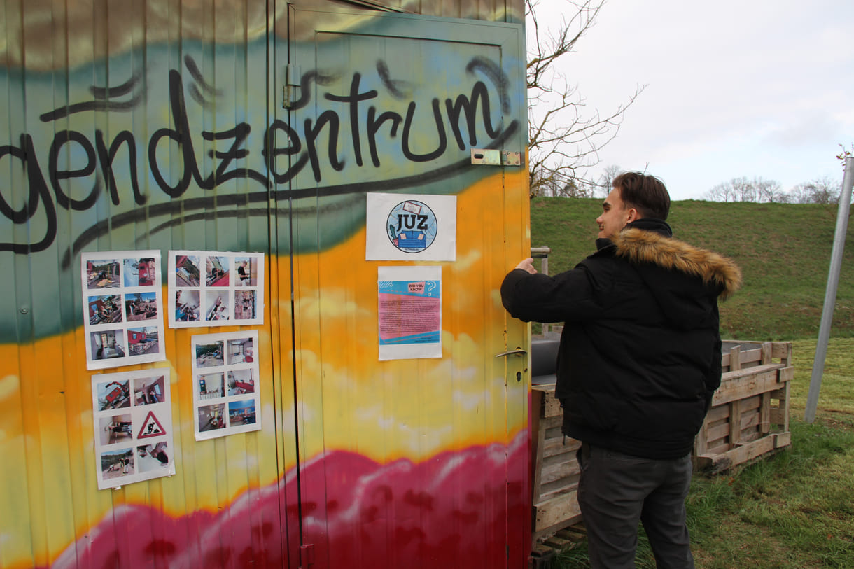 Stefan, einer der Jugendlichen, die sich für diesen Treffpunkt eingesetzt haben, öffnet den Container für den Journalisten-Besuch