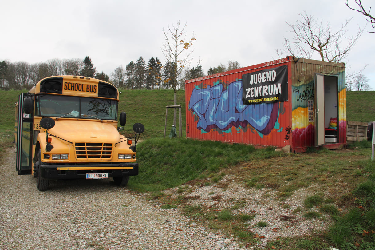 Der Jugend-Container sowie der zum Partybus umgebaute School-Bus