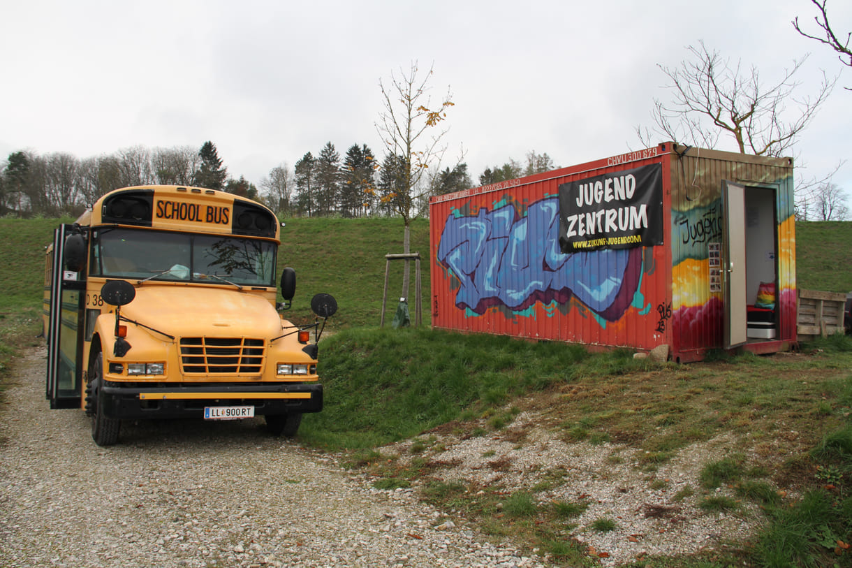 Der Jugend-Container sowie der zum Partybus umgebaute School-Bus