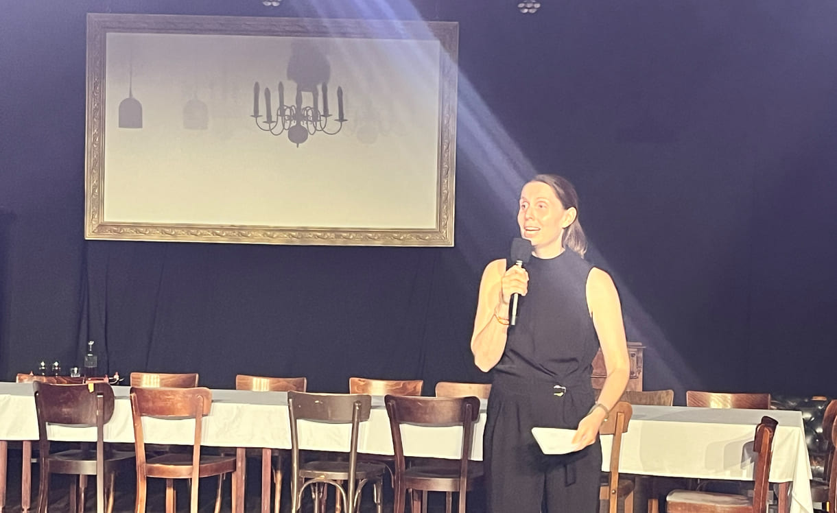 Künstlerische Festivalleiterin Cornelia Rainer bei einer kurzen - auch Dankes-Rede vor der Premiere im Theaterzelt in St. Daniel im Gailtal (Kärnten)