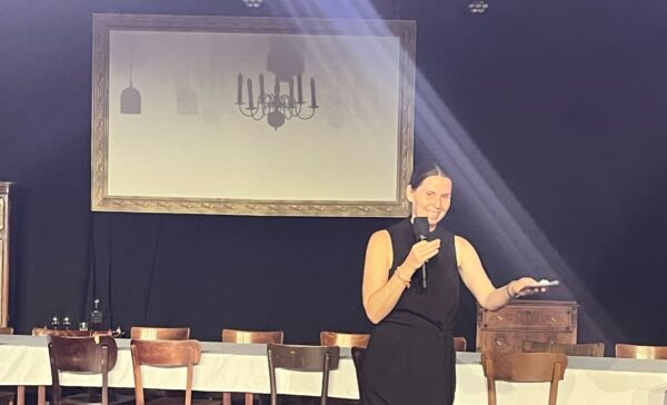 Künstlerische Festivalleiterin Cornelia Rainer bei einer kurzen - auch Dankes-Rede vor der Premiere im Theaterzelt in St. Daniel im Gailtal (Kärnten)