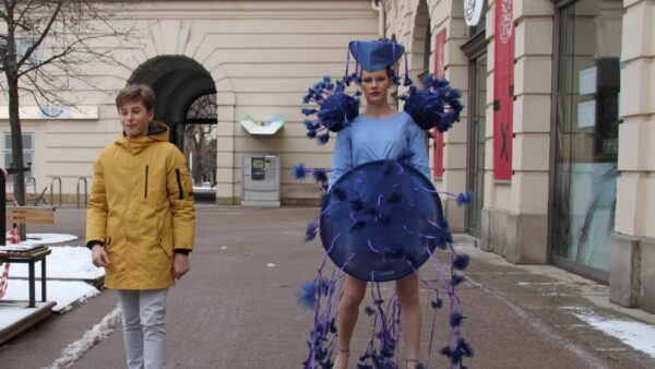 Felix Popotnik entwarf ein Coronakleid, Anastassiya Mitina, führte das leicht-luftige Kleid in der Eiseskälte für die Kameras vor