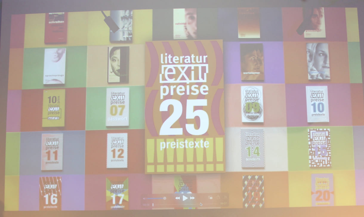 Collage von Anthologien mit Preistexten vieler Jahre