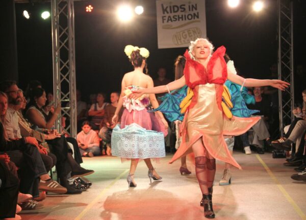 Bunte kreative Vielfalt von Mode-Entwürfen von Kindern und Jugendlichen - umgesetzt mit diesen Outfits "liefen" Models über den Laufsteg bei der Kids in Fashion Show