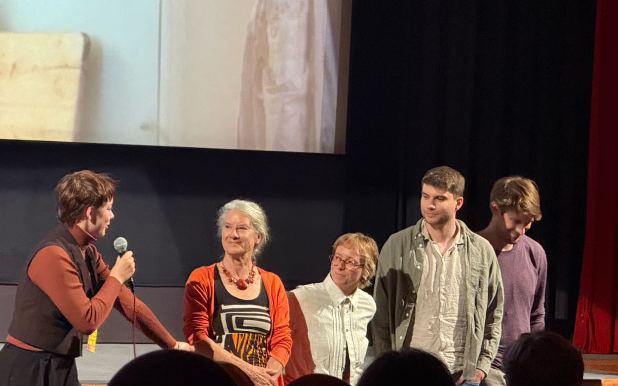 Einige aus der Crew von "Die letzte Note" beim Filmgespräch mit Expert:innen und Publikum vor der Leinwand