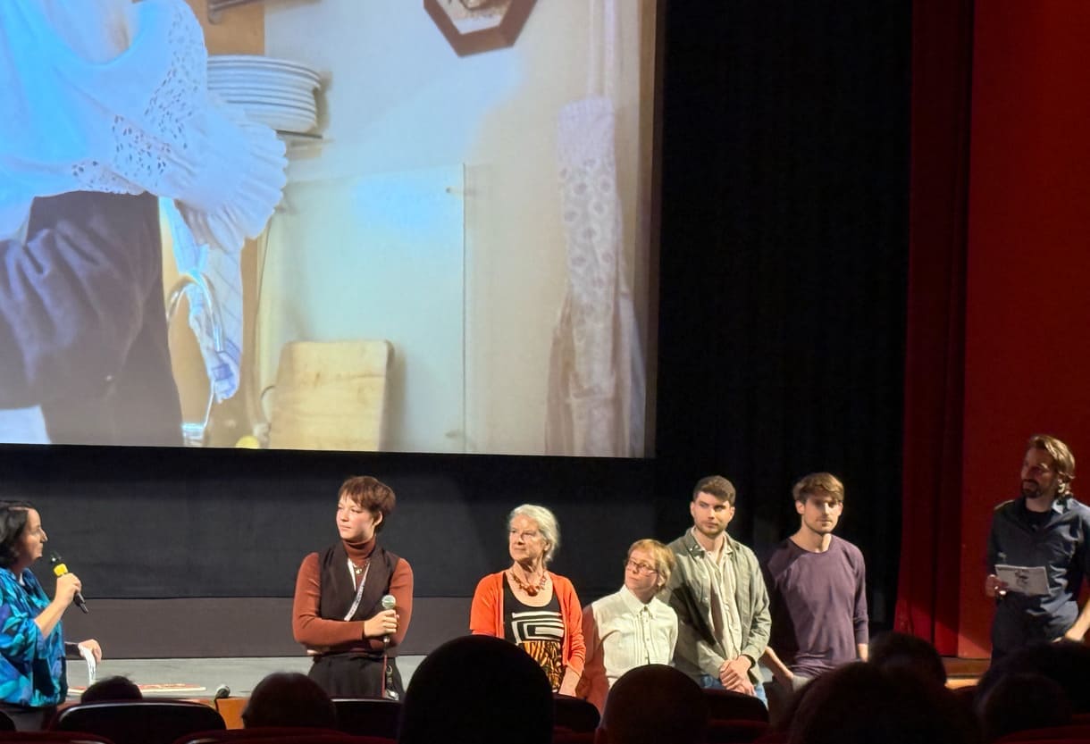 Einige aus der Crew von "Die letzte Note" beim Filmgespräch mit Expert:innen und Publikum vor der Leinwand