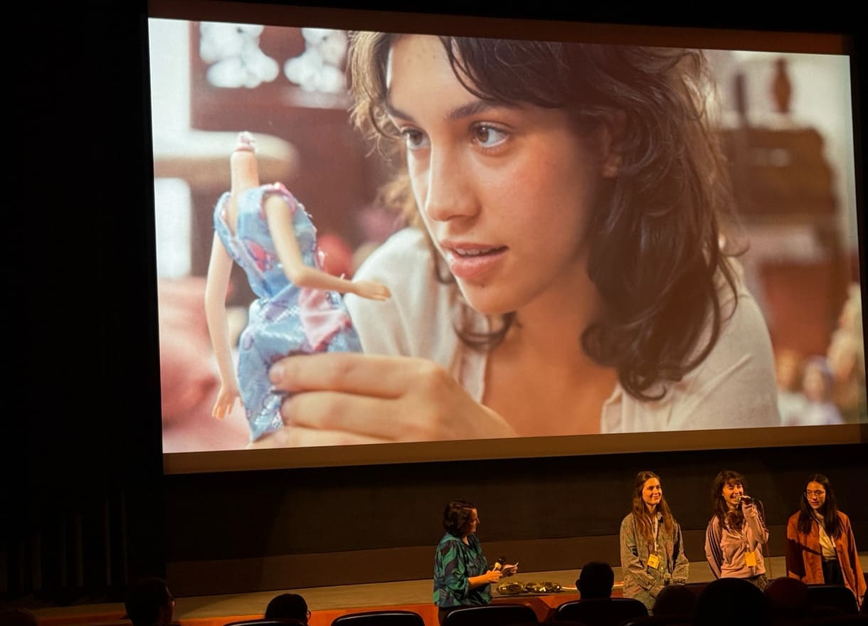 Einige aus der Crew von „Kleine Mädchen sind nicht wütend" beim Filmgespräch mit Expert:innen und Publikum vor der Leinwand