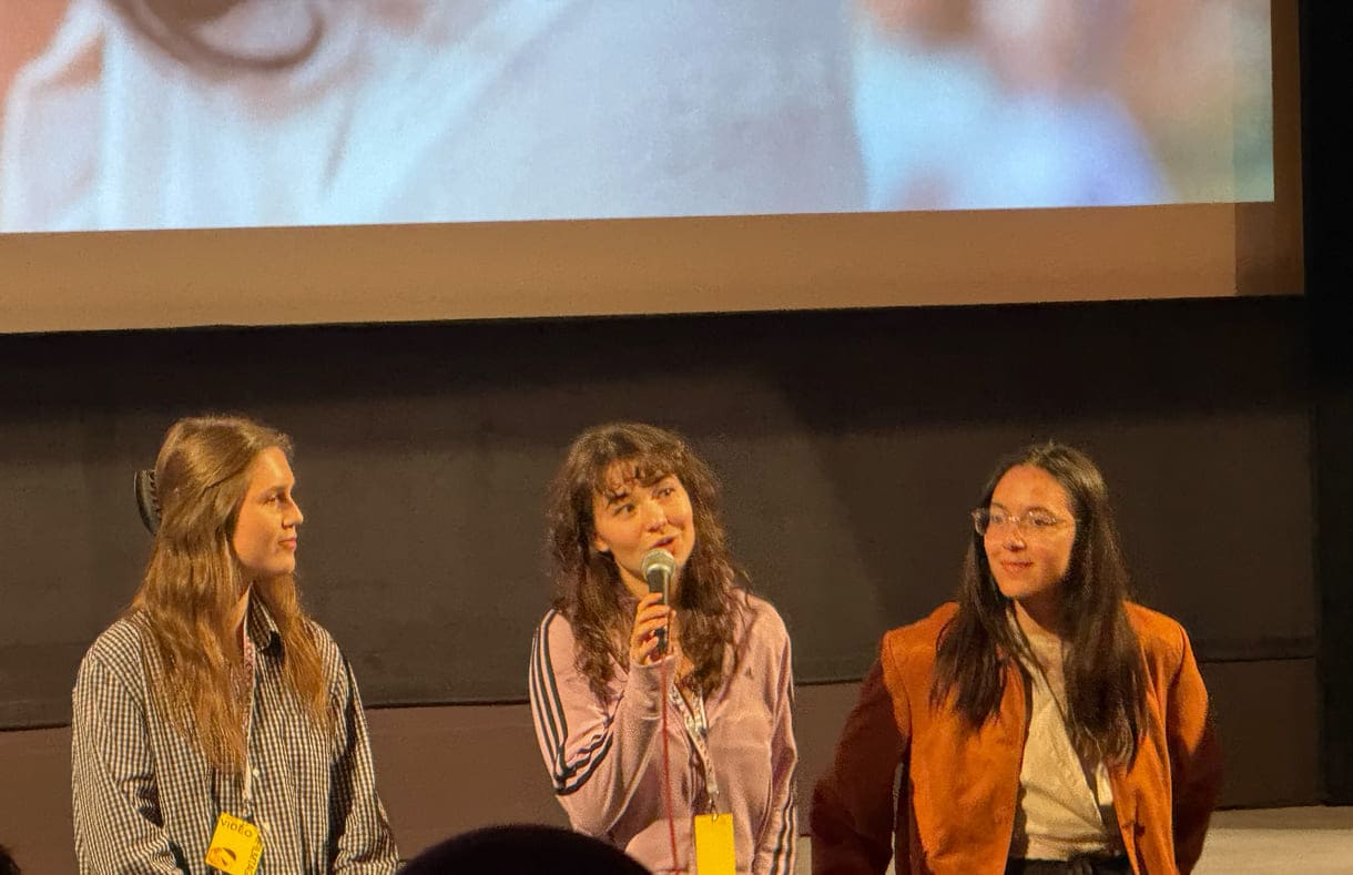 Einige aus der Crew von „Kleine Mädchen sind nicht wütend" beim Filmgespräch mit Expert:innen und Publikum vor der Leinwand