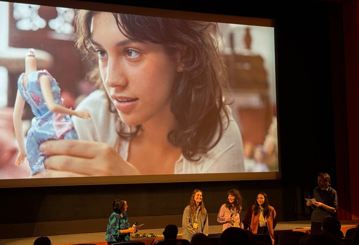 Einige aus der Crew von „Kleine Mädchen sind nicht wütend" beim Filmgespräch mit Expert:innen und Publikum vor der Leinwand
