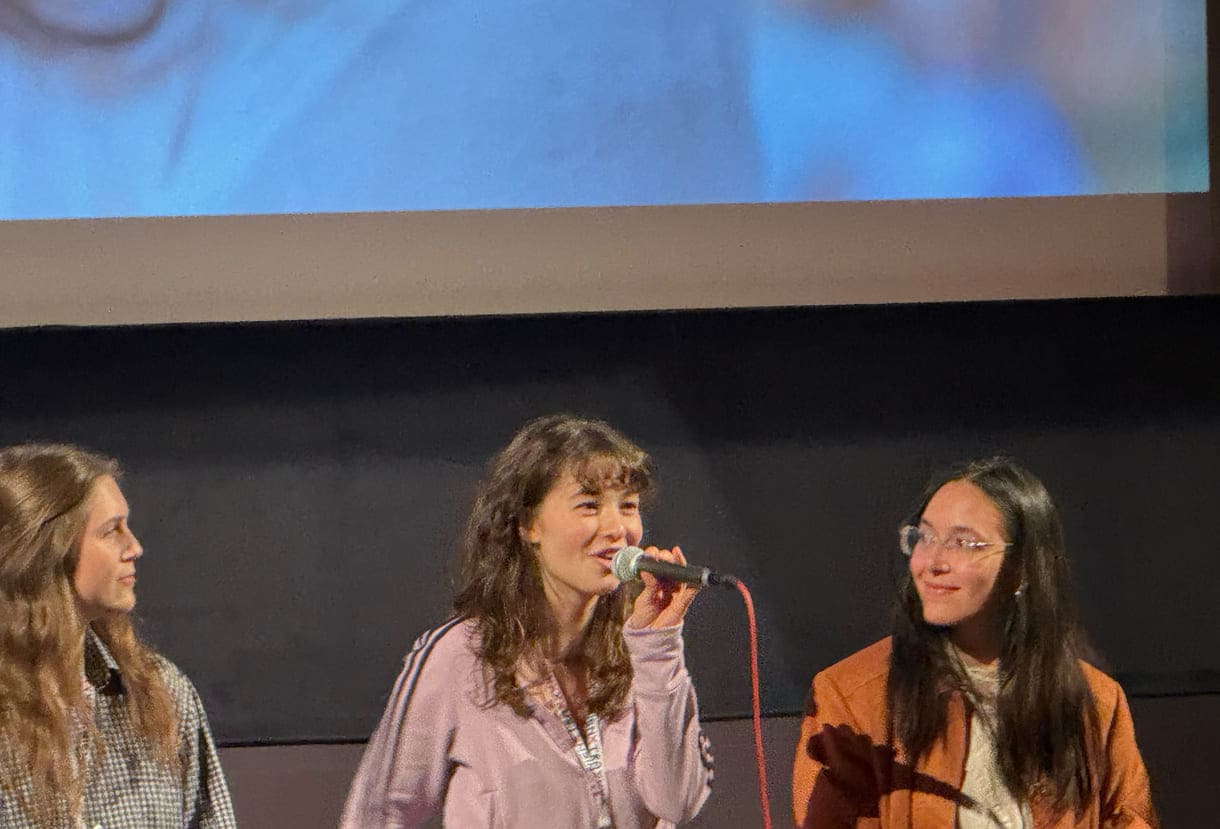 Einige aus der Crew von „Kleine Mädchen sind nicht wütend" beim Filmgespräch mit Expert:innen und Publikum vor der Leinwand
